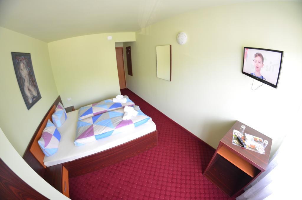 Hotel Le Baron Τιμισοάρα Δωμάτιο φωτογραφία